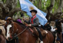 Marcos Paz celebró su aniversario con la presencia de Gabriel Katopodis y el tradicional desfile gaucho